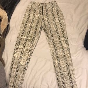 Front zip snake print pant. Size 0